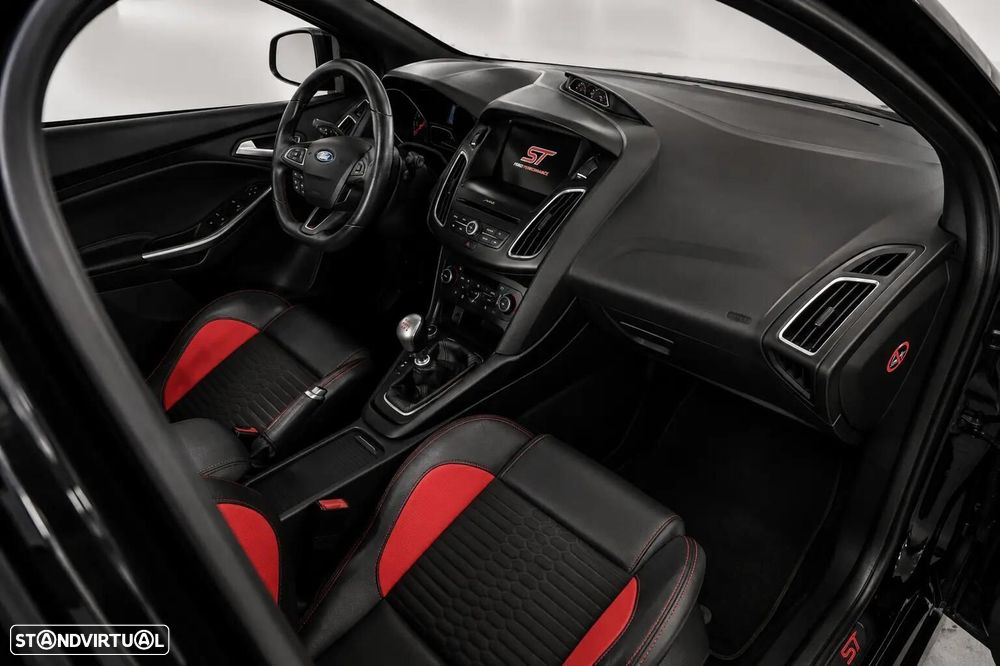 Ford Focus 2.0 EcoBoost ST c/ Pack Pele Desportiva - 8