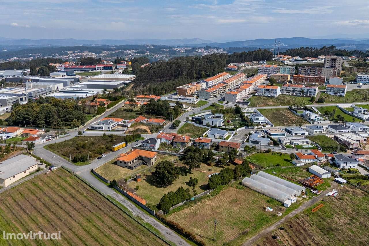 Quinta com moradia, em fase de construção, implantada num terreno com - Grande imagem: 4/12
