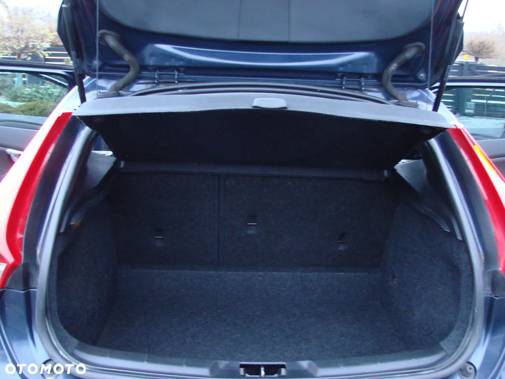 Volvo V40 Cross Country - 24