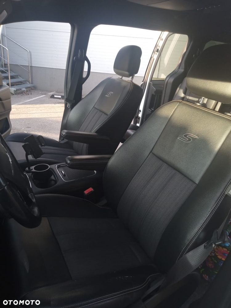 Chrysler Town & Country - 14