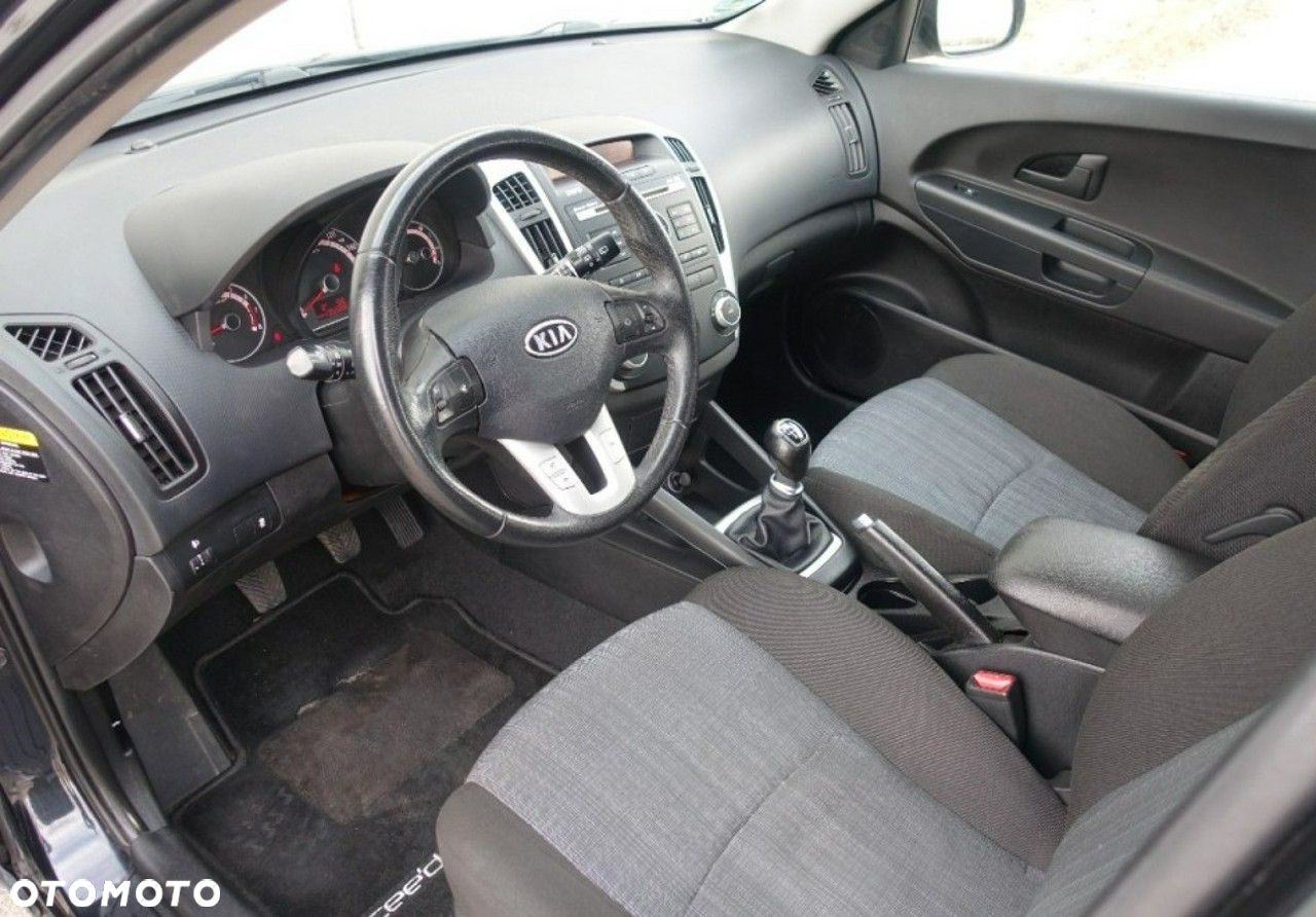 Kia Ceed - 11