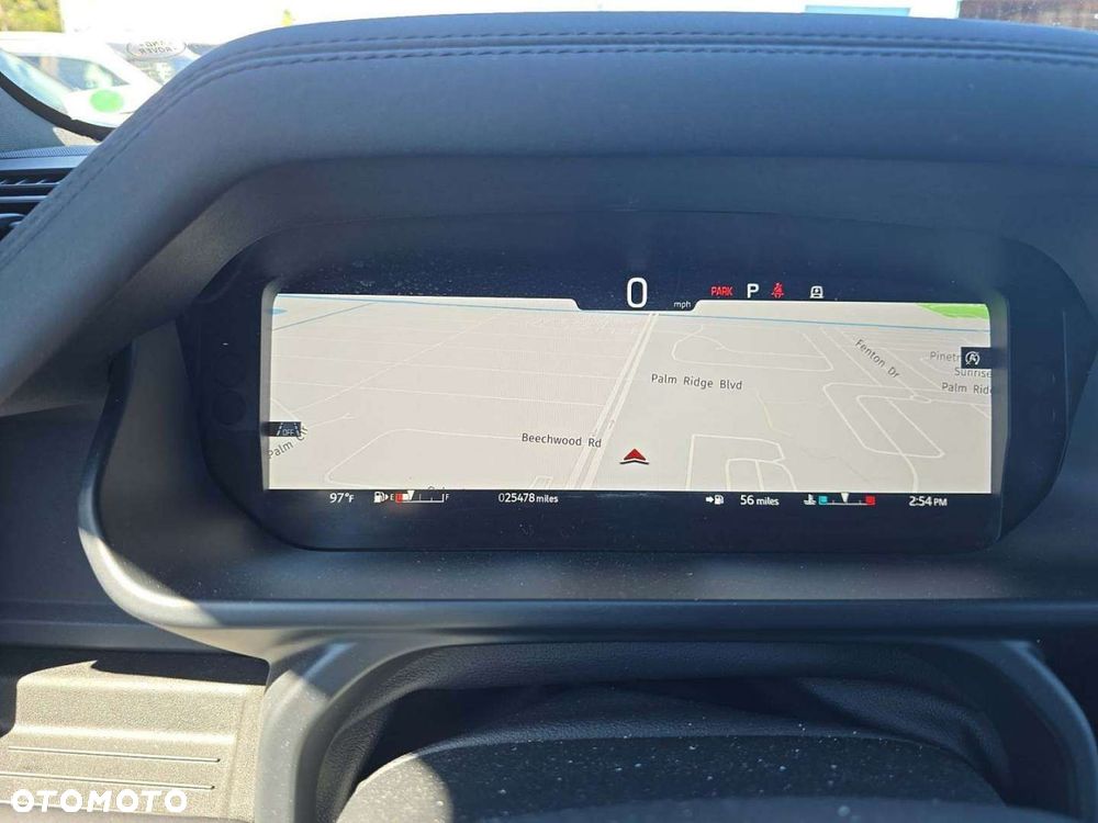 Land Rover Defender - 8