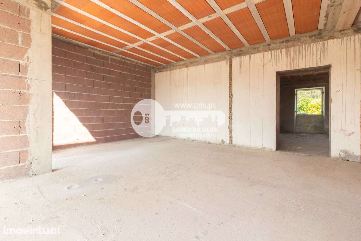 Moradia em estrutura com projeto para 3 apartamentos em Jesufrei - Grande imagem: 5/42