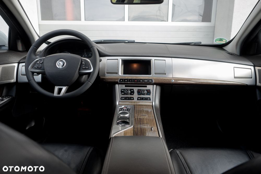 Jaguar XF 2.2 D Luxury - 34