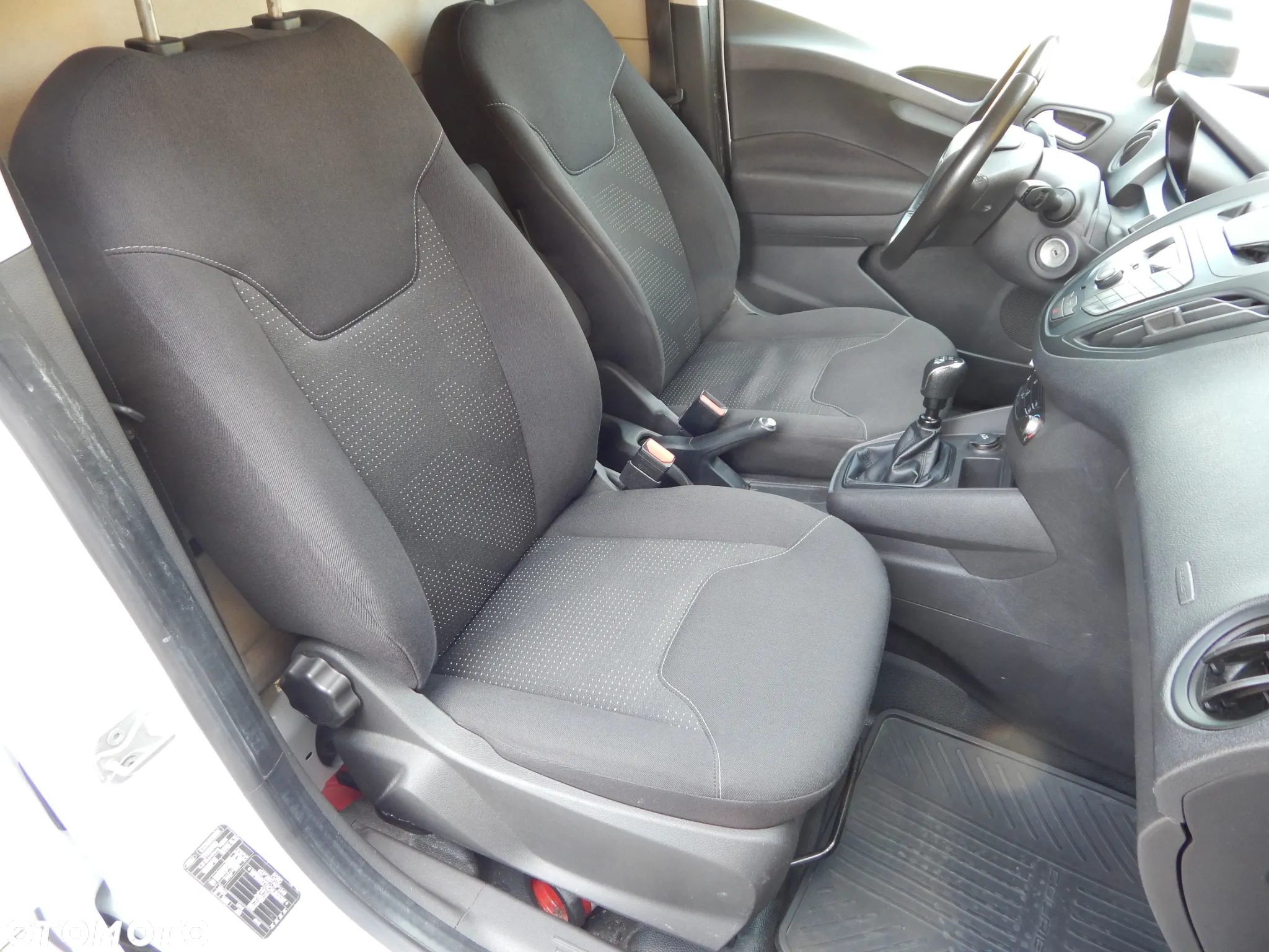 Ford COURIER - 9