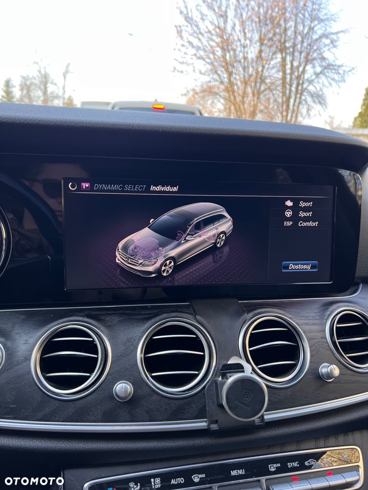 Mercedes-Benz Klasa E 220 d 4-Matic 9G-TRONIC - 31