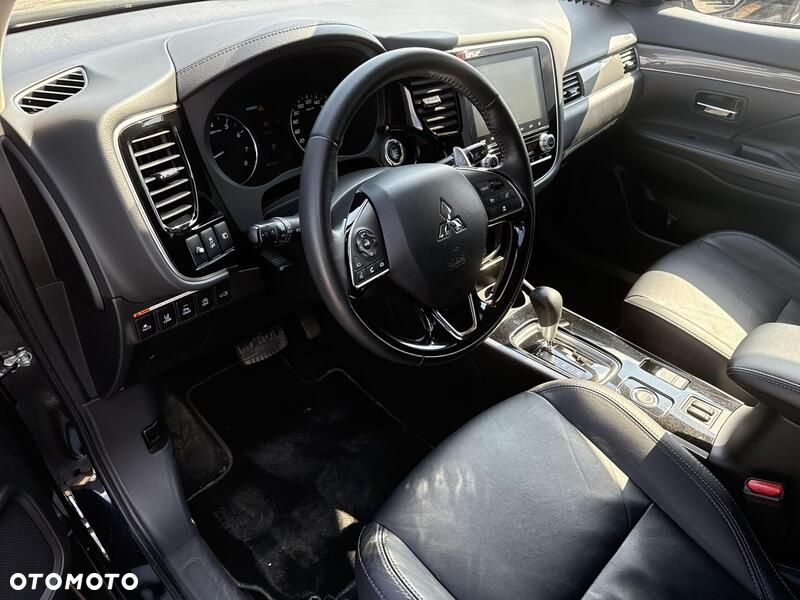 Mitsubishi Outlander 2.0 Instyle + 4WD CVT - 11