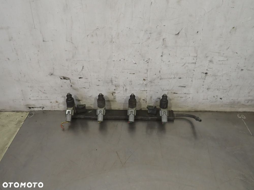 LISTWA WTRYSKOWA MITSUBISHI COLT CZ3 1.3 MR988977 - 1