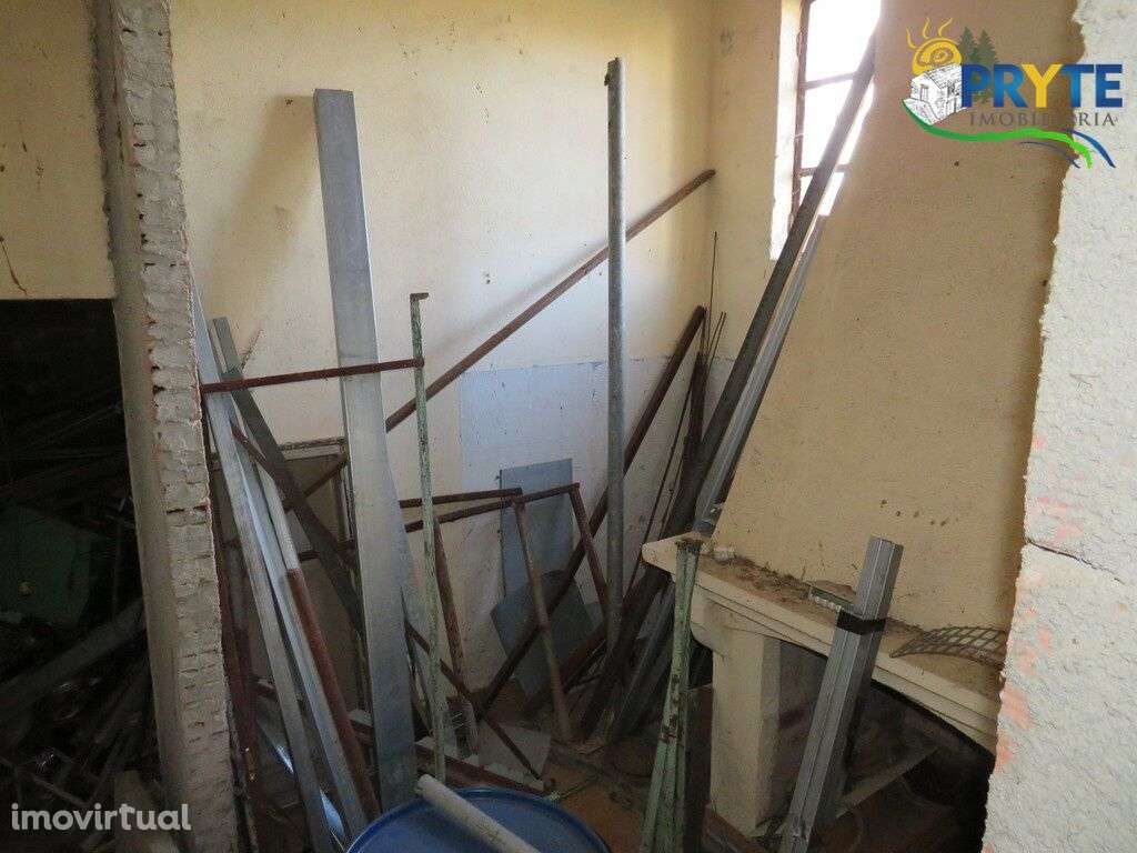 Pequena casa para terminar situada perto da Vila de Sobreira Formosa - Grande imagem: 4/18