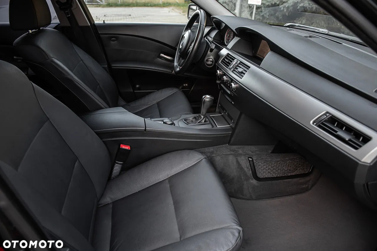 BMW Seria 5 525xi Touring - 30