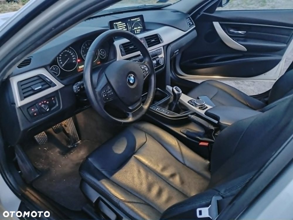 BMW Seria 3 320i xDrive - 19