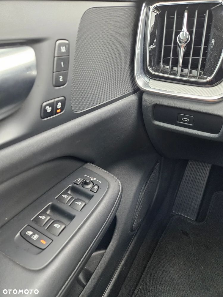 Volvo V60 B4 B Plus Dark - 19