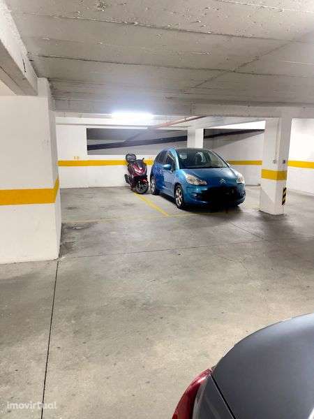 Lugar de estacionamento em garagem - Grande imagem: 2/4