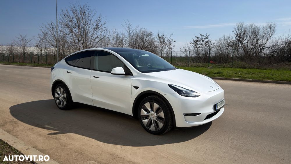 Tesla Model Y - 8