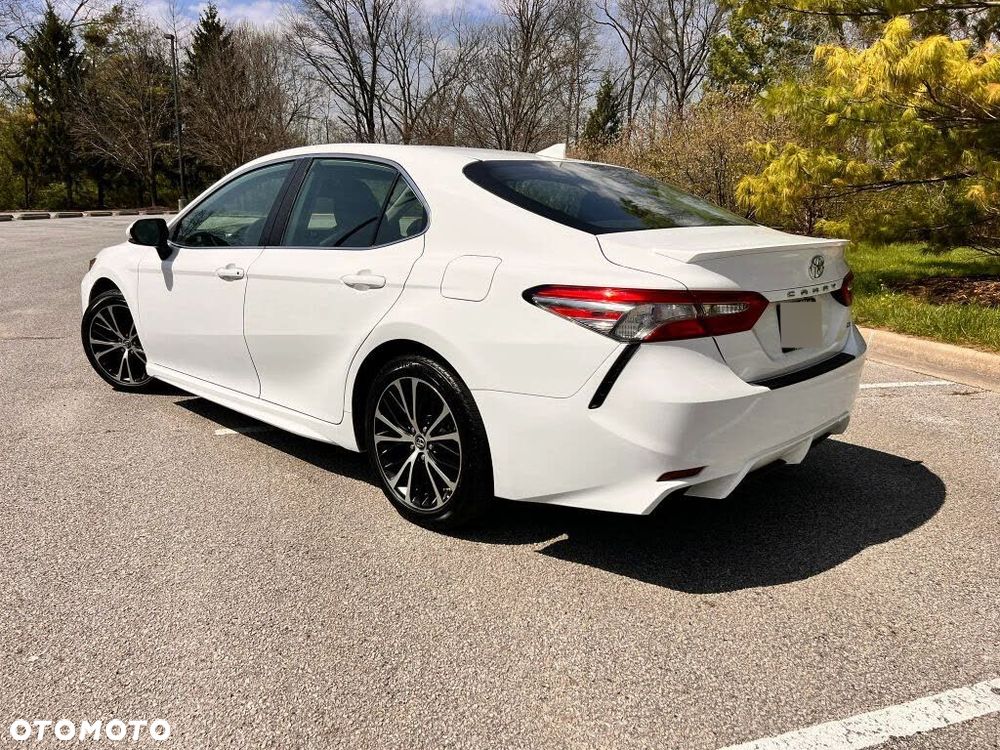 Toyota Camry 2.5 LE - 11