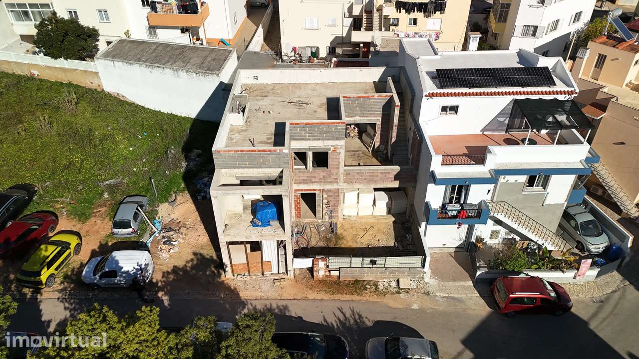 Terreno com Moradia T3+1 em Construção em Portimão - Grande imagem: 2/26