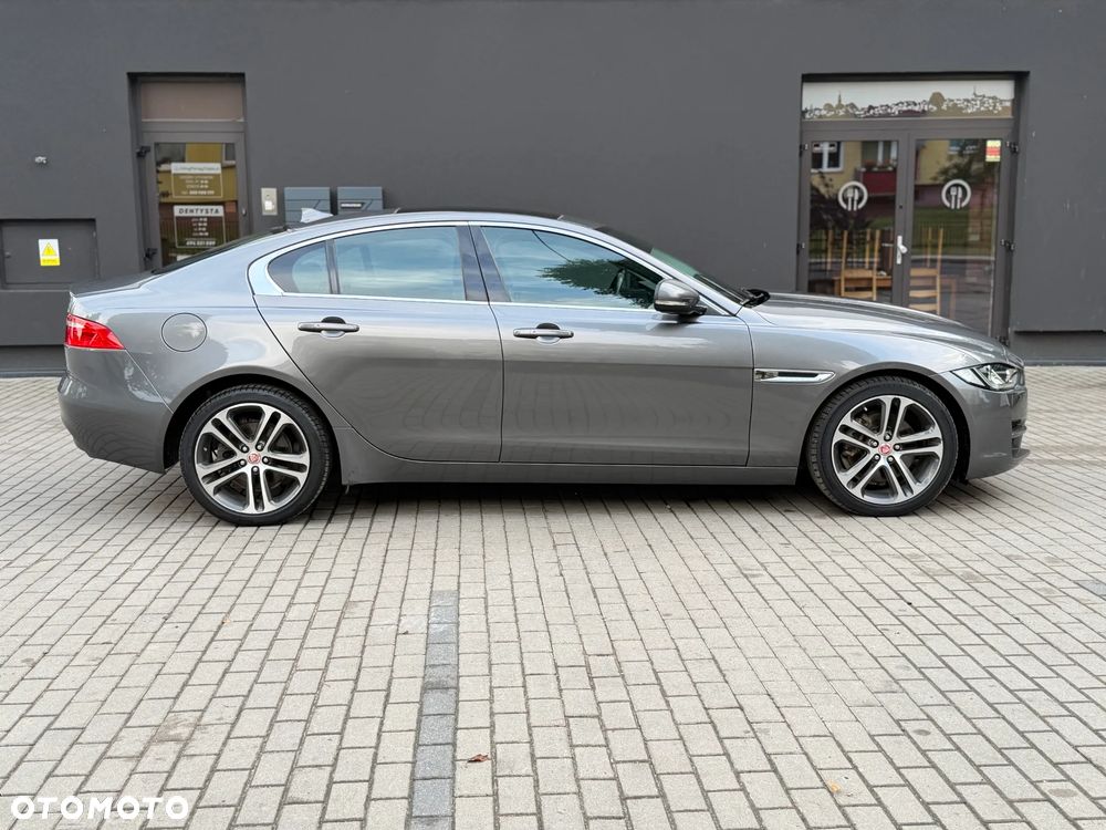 Jaguar XE 2.0 D Portfolio - 9