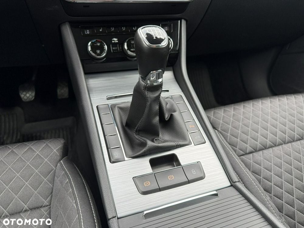 Skoda Superb 2.0 TDI SCR Ambition - 25