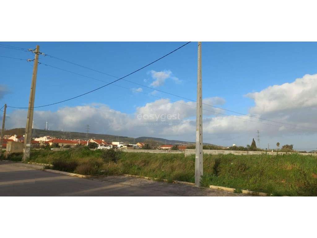 Um Terreno para se poder construir uma moradia até 452 m2 - Grande imagem: 4/22