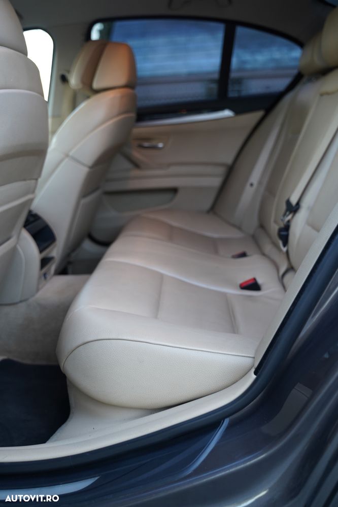 BMW Seria 5 525d xDrive - 13