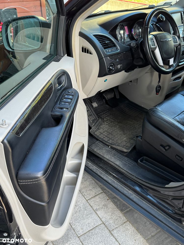 Chrysler Town & Country - 22