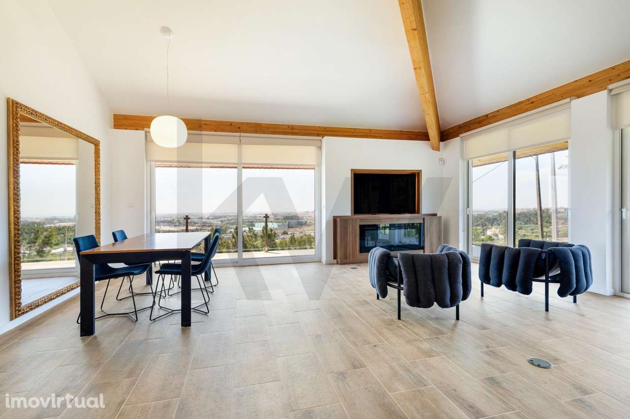 Moradia duplex isolada em Sintra, com vista mar e para o Palácio da Pe - Grande imagem: 2/60