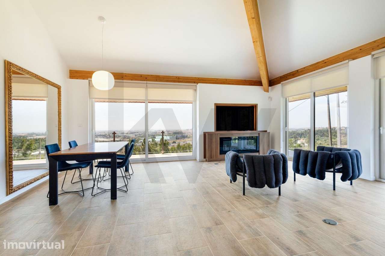Moradia duplex isolada em Sintra, com vista mar e para o Palácio da Pe - Grande imagem: 2/60