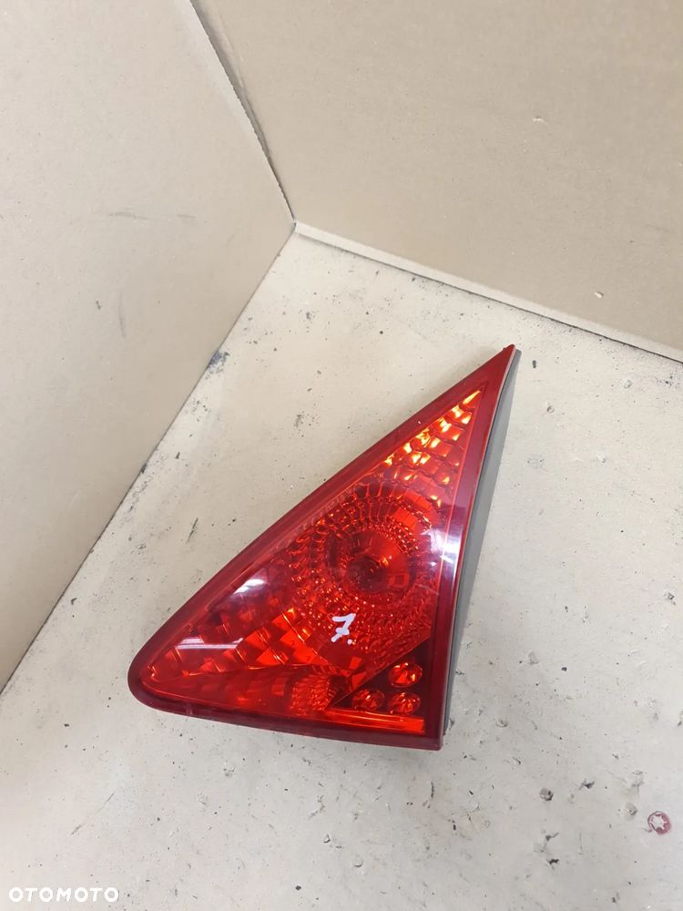 . LAMPA TYL TYLNA PRAWA W KLAPE PEUGEOT 3008 - 1