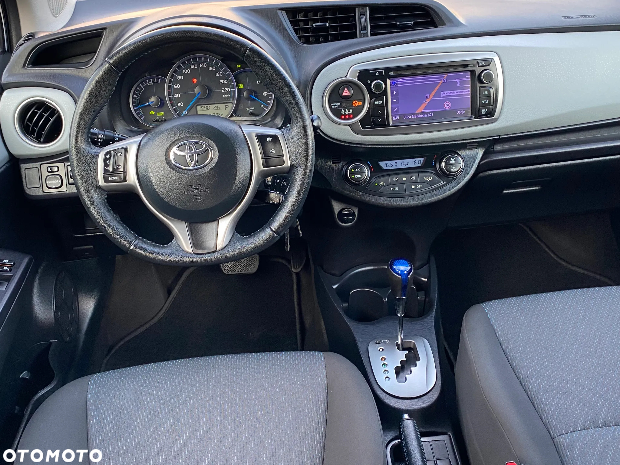 Toyota Yaris Hybrid 100 Premium - 34