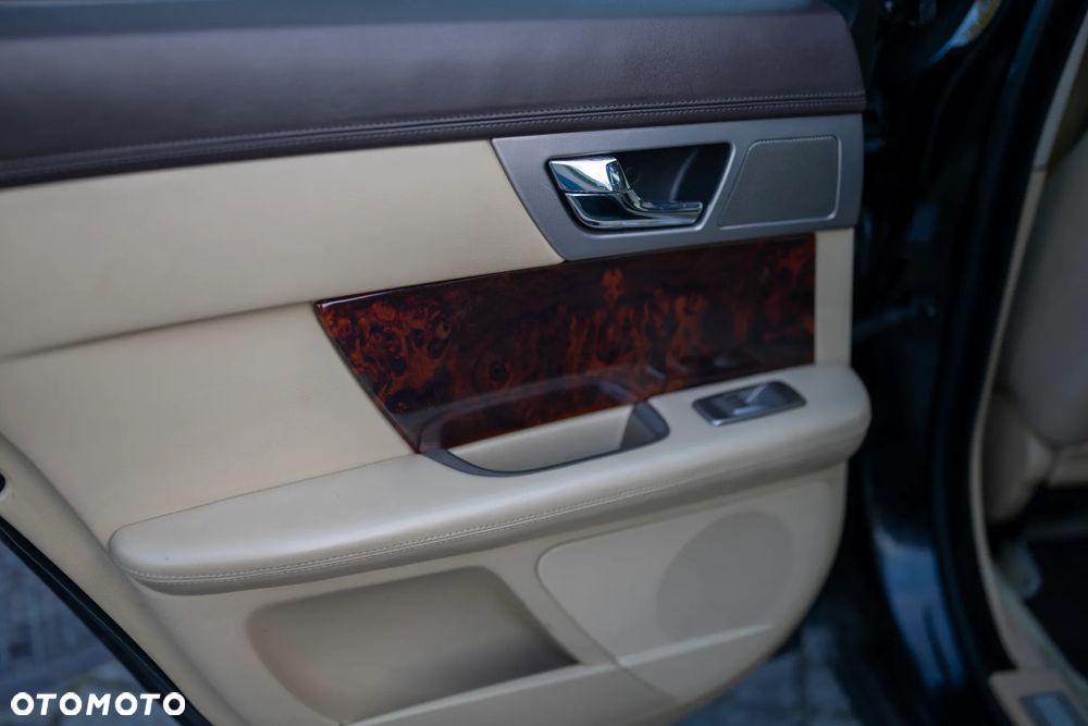 Jaguar XF 2.7 V6 D Premium Luxury - 36