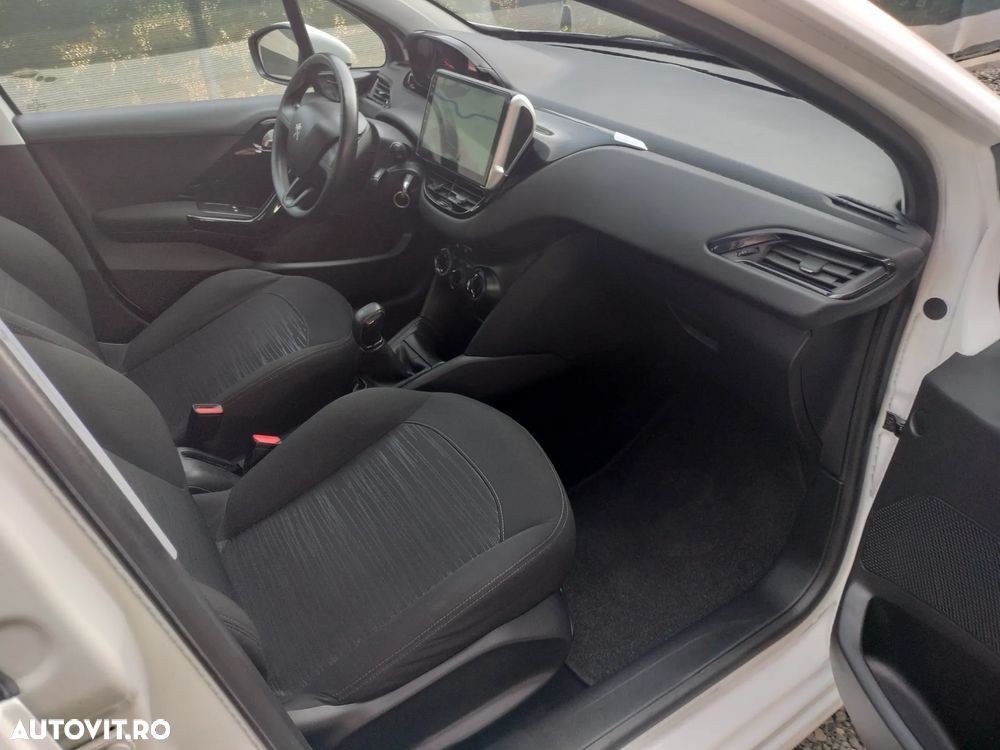 Peugeot 208 - 5