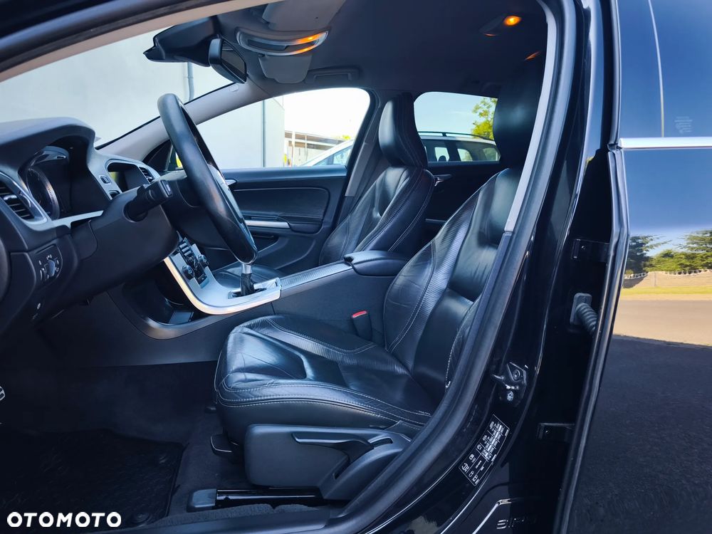 Volvo V60 D3 R-Design - 16