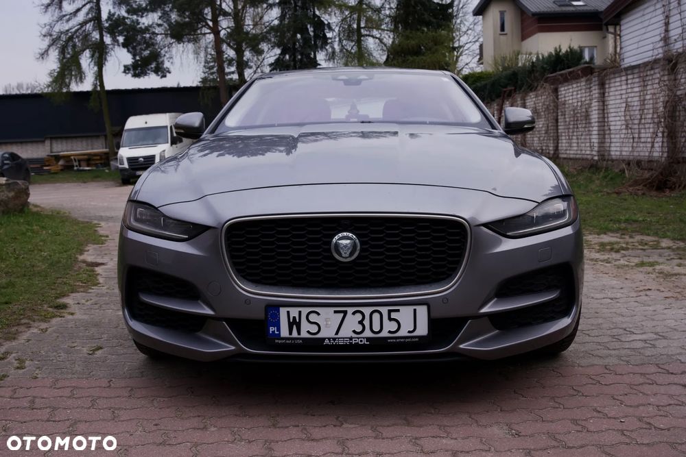 Jaguar XE - 1