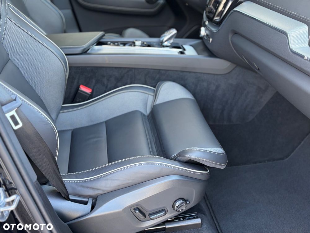 Volvo XC 60 B5 B AWD Ultra Black Edition - 22