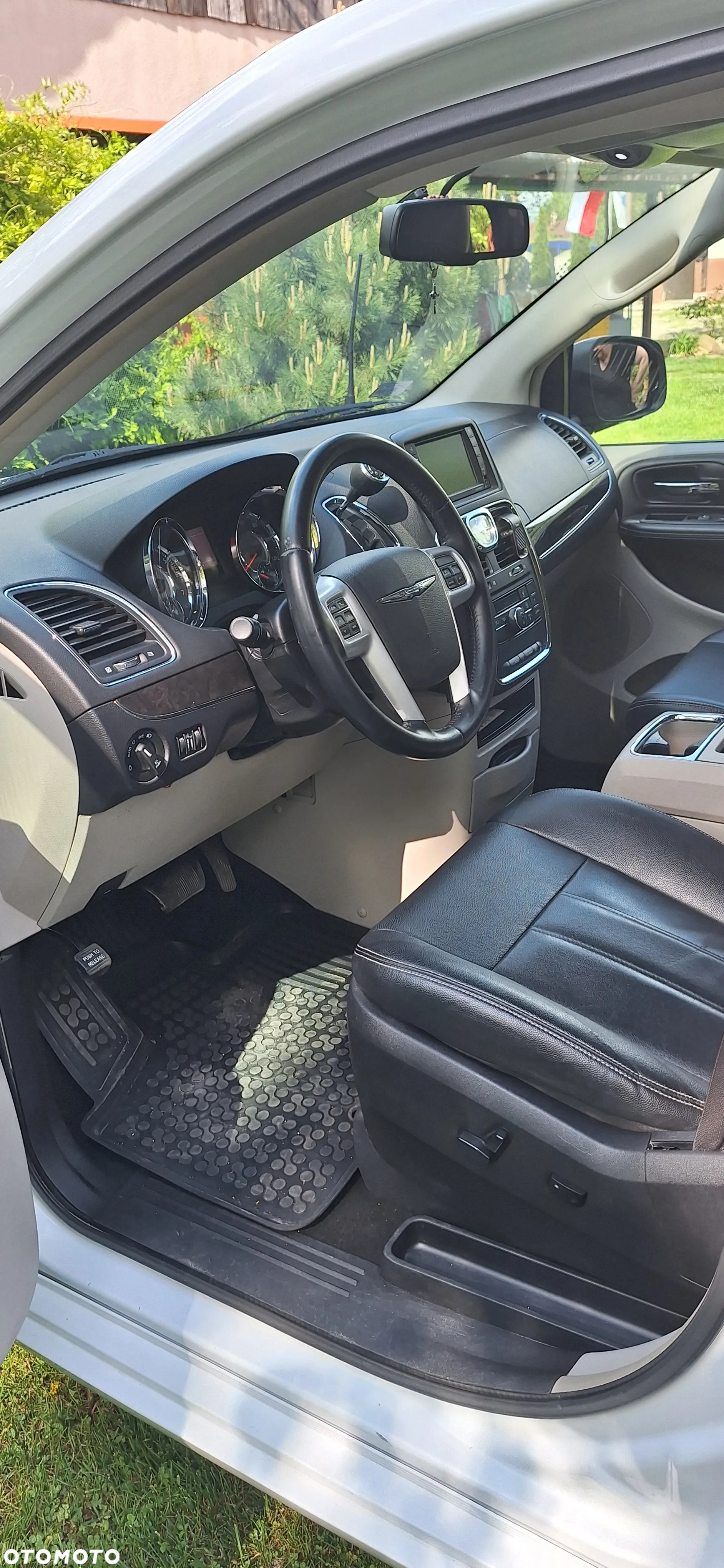 Chrysler Town & Country - 14