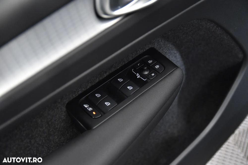 Volvo XC 40 B4 AT8 AWD Mild Hybrid Momentum Pro - 14