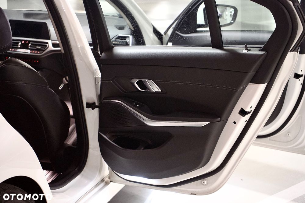 BMW Seria 3 318i Sport Line sport - 14