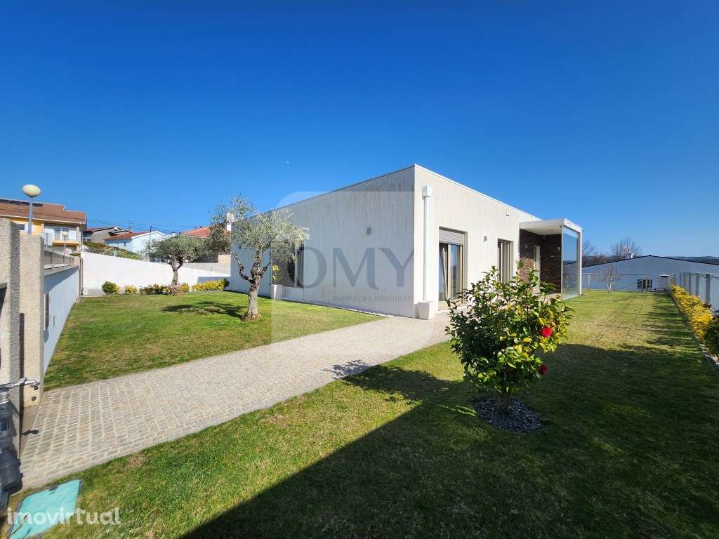 Moradia T4 Seminova de 4 Frentes com Classe Energética A+ - Grande imagem: 2/29