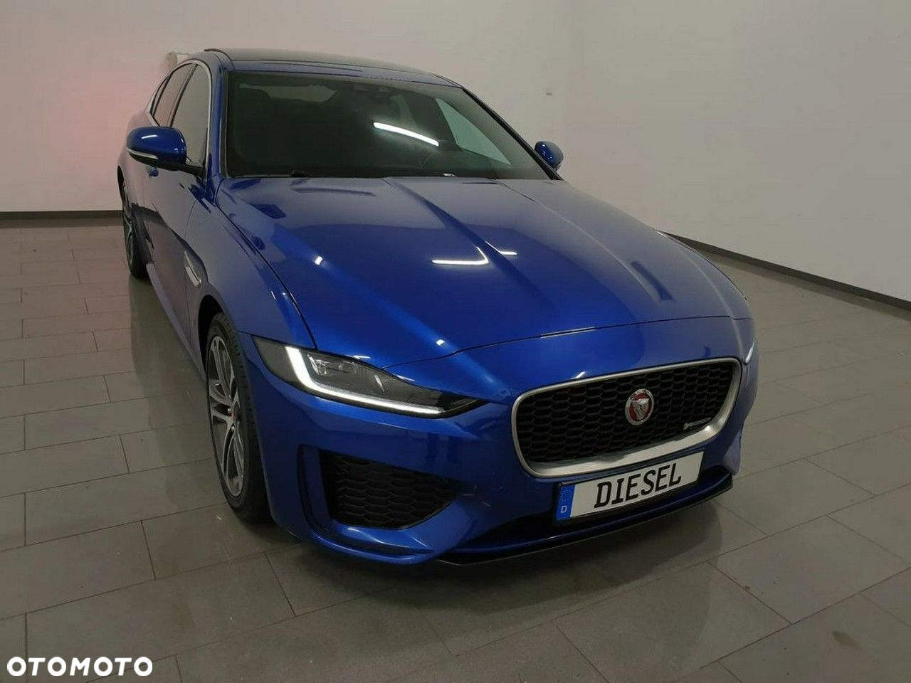 Jaguar XE 2.0 D180 R-Dynamic SE - 38