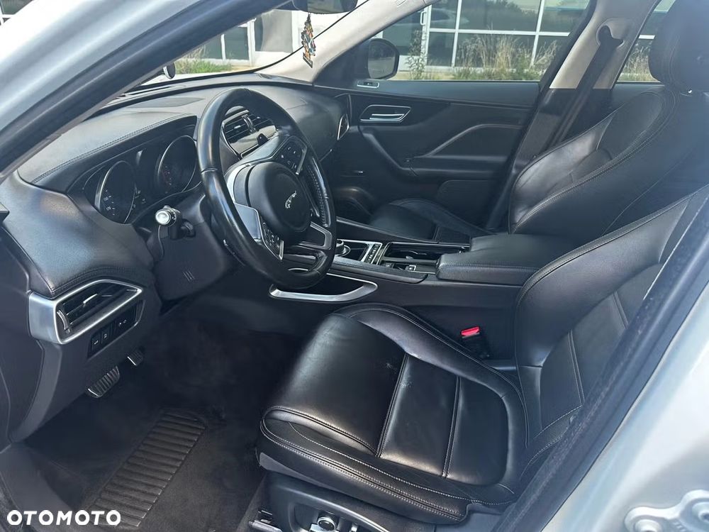 Jaguar F-Pace 25t AWD Prestige - 11