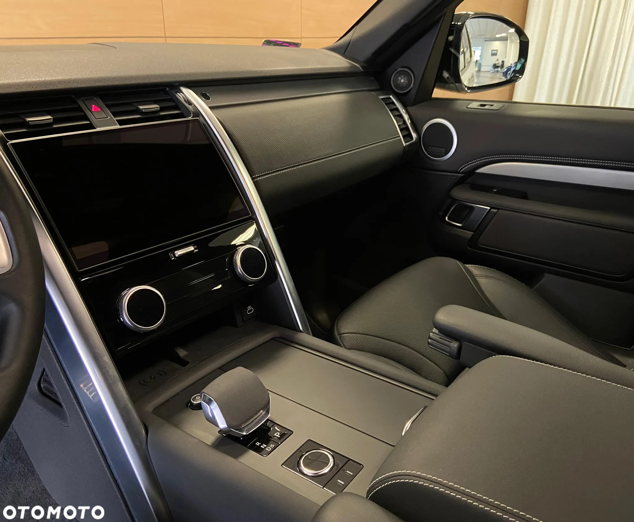 Land Rover Discovery V 2.0 P300 R-Dynamic SE - 12