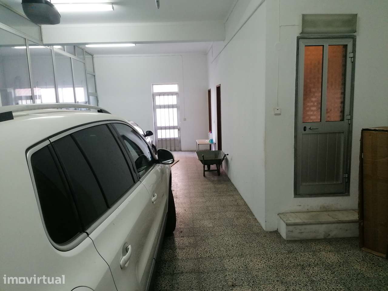 Prédio , localizada em zona central de Stº André, Barreiro. - Grande imagem: 3/18