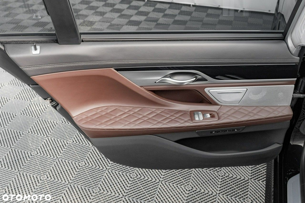 BMW Seria 7 M760Li xDrive - 28