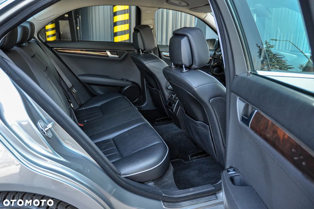 Mercedes-Benz Klasa C 350 BlueEff 4-Matic Elegance - 12