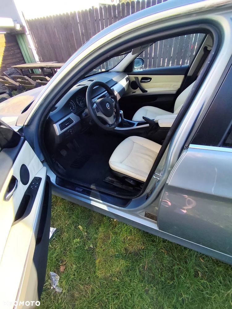 BMW Seria 3 330xi - 2