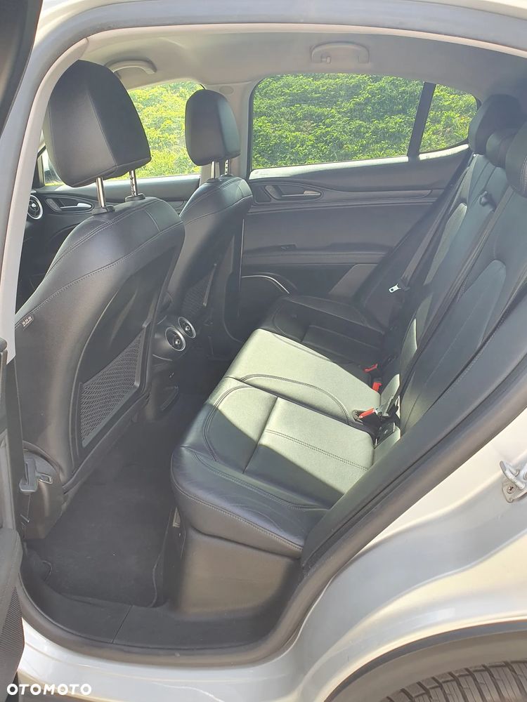 Alfa Romeo Stelvio 2.0 Turbo 16V AT8-Q4 Ti - 8