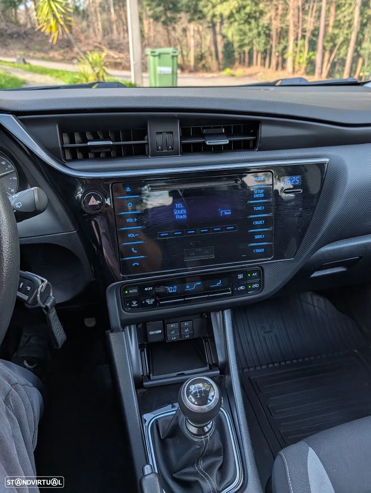 Toyota Auris 1.4 D-4D Design Edition - 24