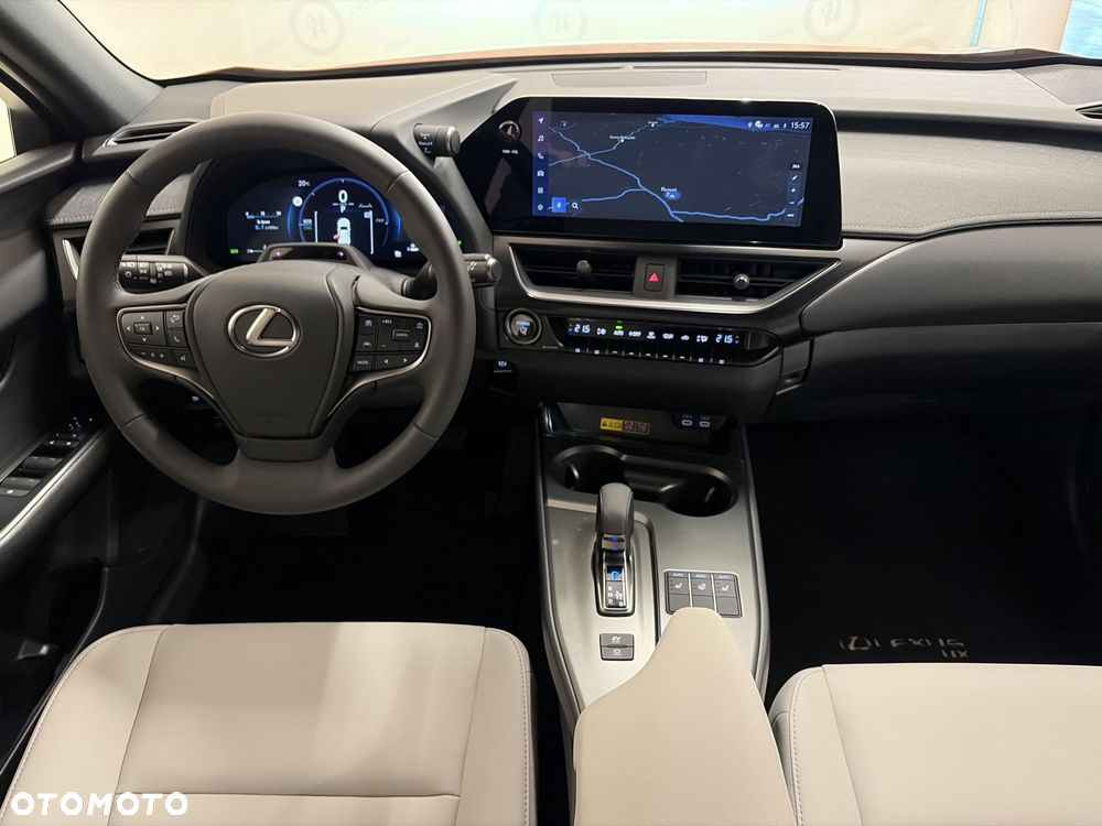 Lexus UX 300h F Sport Design - 3