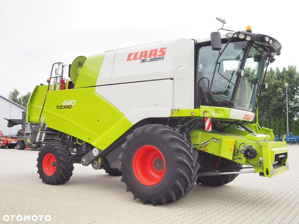 Claas Tucano 440 + V620 - 5