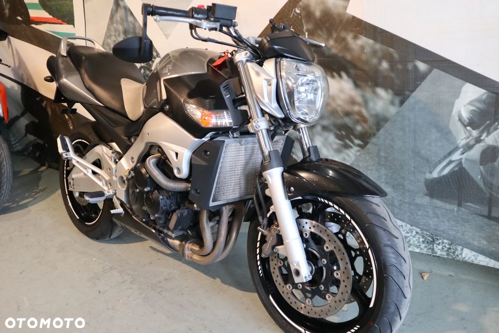 Suzuki GSR - 12